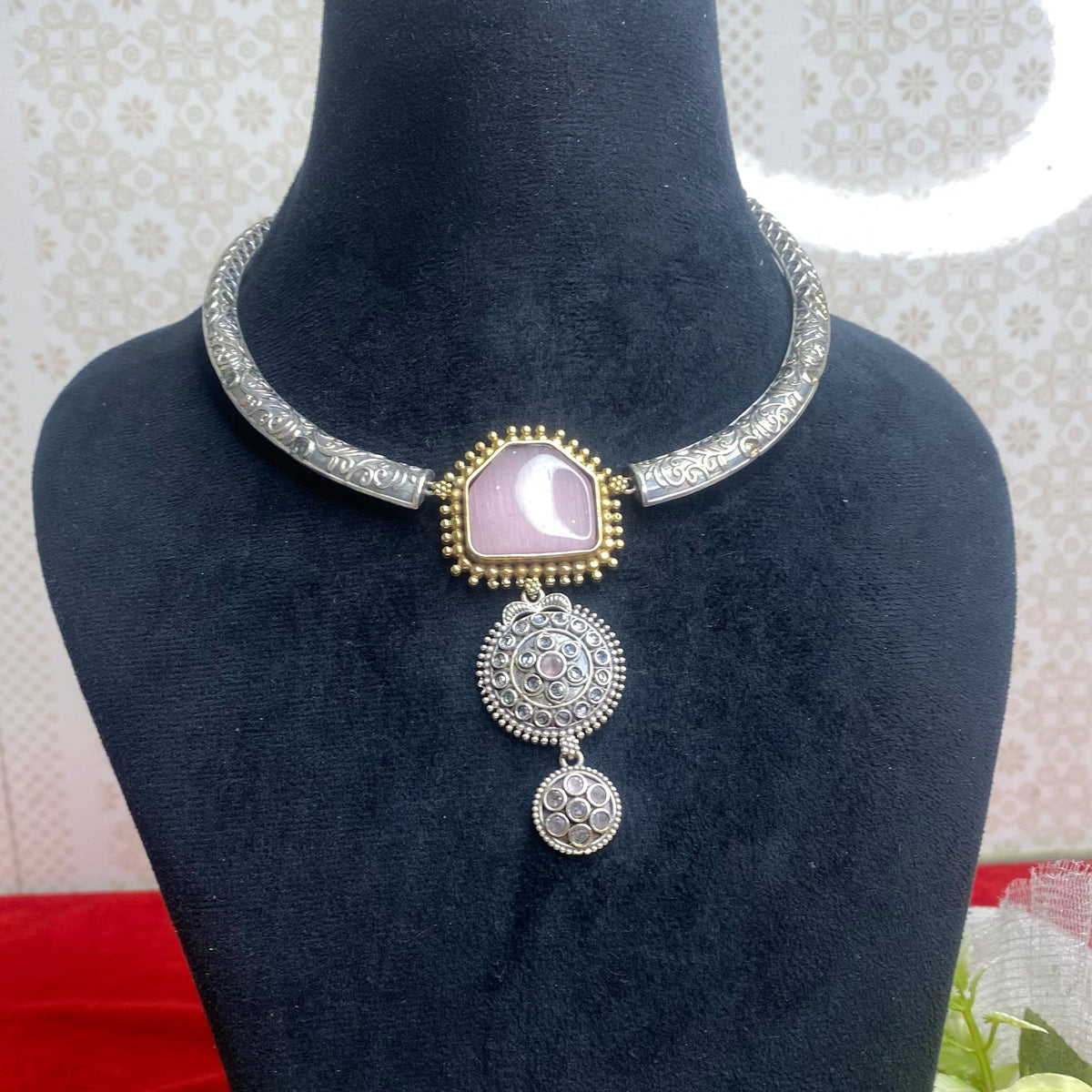 Bronzed aura choker