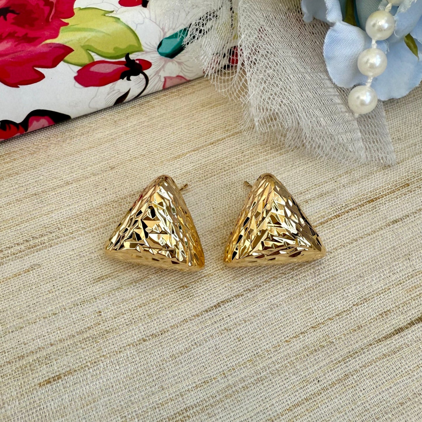 Triangle studs