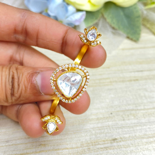 Triangular double finger ring