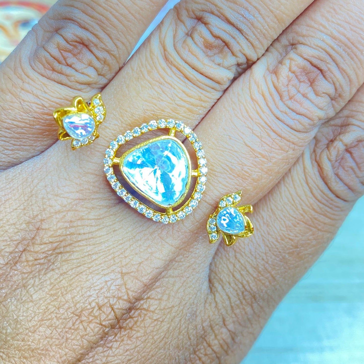 Triangular double finger ring