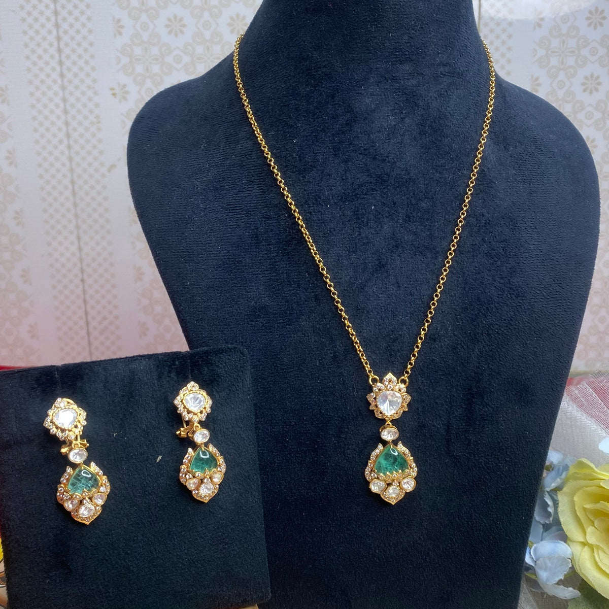 Beautiful pendant set